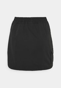 Czarna spódnica sportowa wykonana z lekkiego materiału. Posiada elastyczny pasek w talii oraz boczną kieszeń na drobiazgi. Casualowy, prosty design.