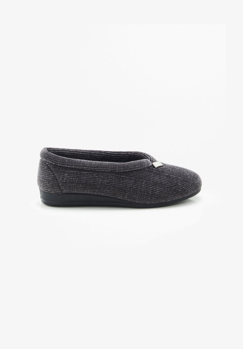 Grijze stofslipper met een gestructureerd oppervlak, afgeronde vorm, lage enkelhoogte en een kleine metalen accent aan de bovenkant.