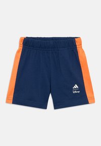 Ναυτικού μπλε αθλητικό σορτς με πορτοκαλί πλευρικές πάνελ από δίχτυ· ελαστική μέση· διαθέτει λογότυπα Adidas και Disney σε λευκό στο μπροστινό μέρος.