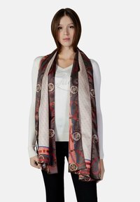 Sciarpa di seta con una combinazione di colori marrone, crema e rosso, decorata con motivi circolari e catene, che si drappeggia elegantemente.