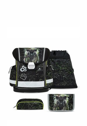 Rucksack-Set mit einem schwarzen Rucksack mit Panther-Design, grünen Akzenten, reflektierendem Streifen und enthält ein Federmäppchen sowie einen Turnbeutel.