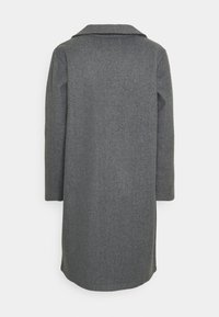 Abrigo largo de lana gris con un cuello clásico, mangas largas y un dobladillo recto, mostrado desde atrás sobre un fondo blanco liso.