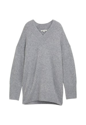 Suéter gris de cuello en V hecho de material suave, con un ajuste relajado, hombros caídos, puños y dobladillo acanalados, y un respaldo ligeramente más largo.