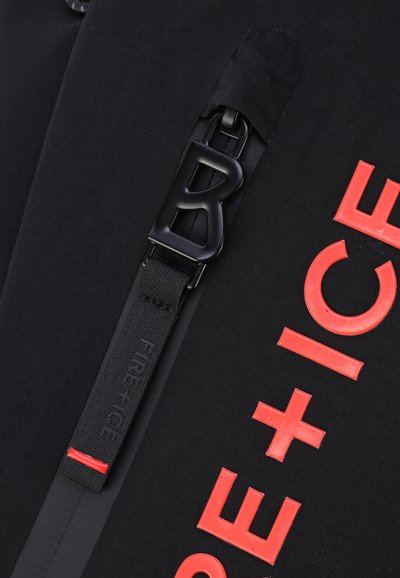 Črna tkanina s velikim rdečim grafičnim motivom "FIRE+ICE", dopolnjena z črnim sponko in podrobnostjo trakovi, z gladko teksturo in minimalističnim dizajnom.