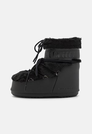 Czarny botek z sztucznego futra do kostki, z okrągłym noskiem, wyściełanym kołnierzem, regulowanymi sznurówkami i masywną podeszwą. Posiada logo "MOON BOOT" na pasku.