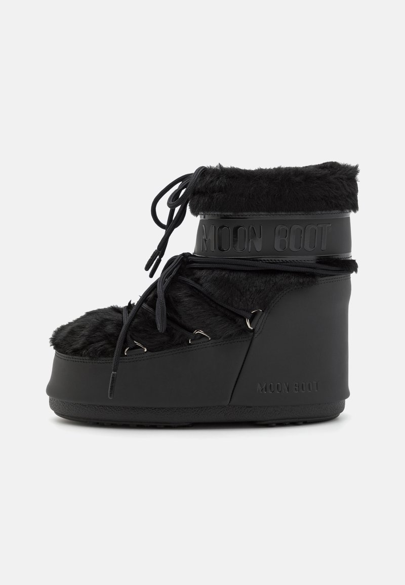 Botă de gleznă din blană sintetică neagră, cu vârf rotunjit, guler căptușit, șirete ajustabile și talpă groasă. Dispune de marca "MOON BOOT" pe curea.