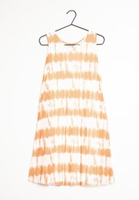 Šaty bez rukávů s oranžovo-bílým tie-dye vzorem, kulatým výstřihem, lehkým materiálem a A-linií, zavěšené na černém ramínku.