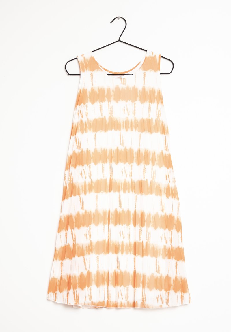 Šaty bez rukávů s oranžovo-bílým tie-dye vzorem, kulatým výstřihem, lehkým materiálem a A-linií, zavěšené na černém ramínku.