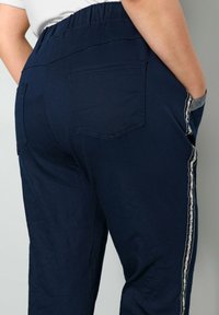 MIAMODA EDLER SEITENSTREIFEN, ELASTIKBUND - Trainingsbroek - navy blue