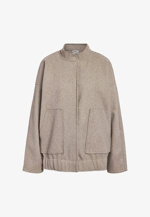 Taupe Wollmischung Jacke mit hohem Kragen, gesenkten Schultern, großen Fronttaschen und einem gerafften Saum. Glatte Textur, lockere Passform.