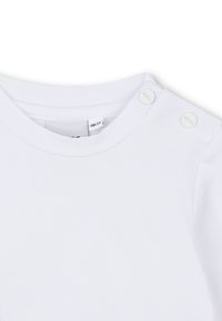 Witte katoenen T-shirt met ronde hals, zachte textuur en twee knoopaccenten op de schouder met "BOSS" merkvoering.