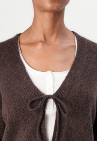 TOM TAILOR DENIM COZY CARDIGAN WITH BOW DETAIL - Kardigán - soft chocolate brown
