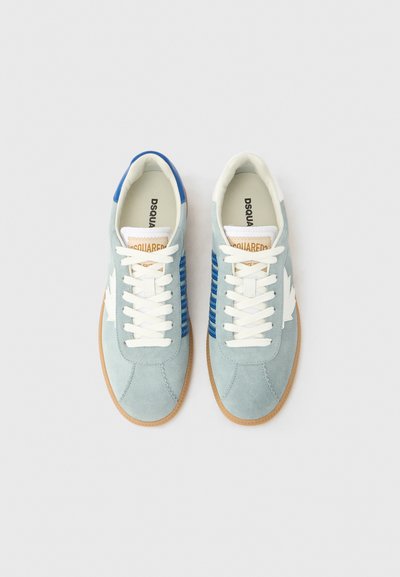 Αθλητικά παπούτσια από γαλάζιο σουέντ με λευκά κορδόνια, ταμπά ελαστική σόλα και μπλε ριγωτές λεπτομέρειες. Διαθέτουν λογότυπο στη γλώσσα και στο πλευρό.