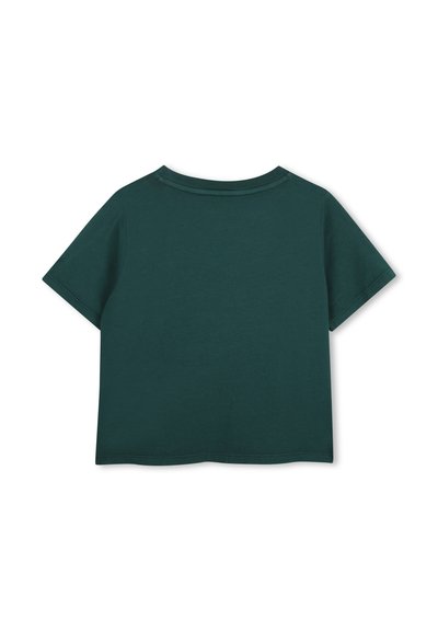 Σκούρο πράσινο κοντομάνικο crop top ξαπλωμένο επίπεδα, δείχνοντας την πίσω πλευρά με στρογγυλή λαιμόκοψη και απλές ραφές.