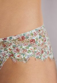 Thumbnail Image 4
