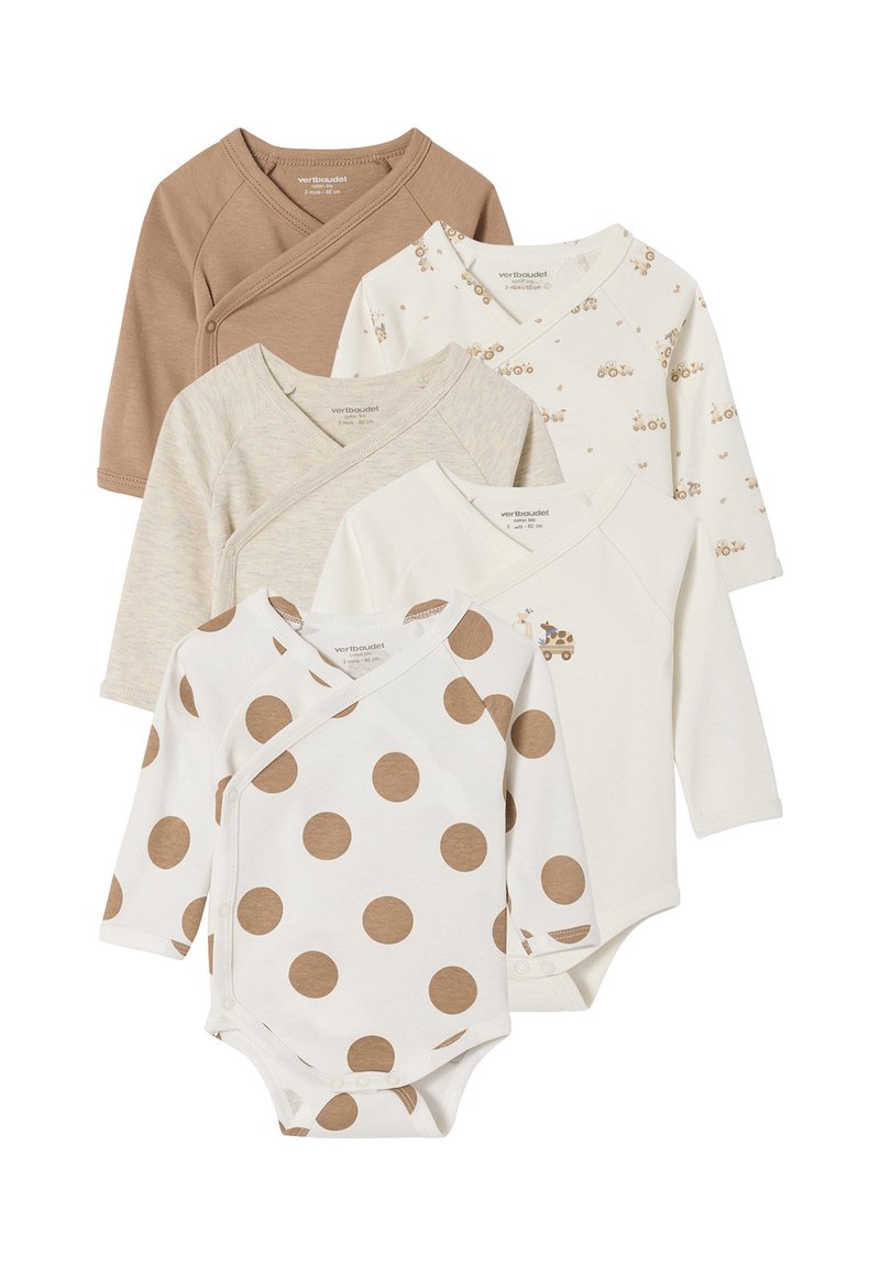 Fünf langärmelige Bodysuits in Beige und Weiß, mit einfarbigen Designs, Punkten und einem Traktor-Muster. Aus weichem Baumwollmaterial mit Druckknopfverschluss.