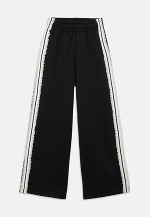 Zwarte wijde broek met elastische tailleband en zijstrepen in het wit, met ingewikkelde kantafwerking.