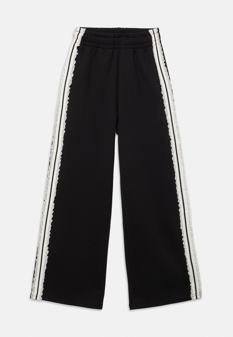 Schwarze weit geschnittene Hosen mit elastischem Bund und seitlichen weißen Streifen, die mit aufwendiger Spitzenverzierung versehen sind.