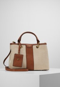 Béžová kabelka z tkaniny s rybí kostí se hladkými hnědými koženými akcenty a zlatými kovovými doplňky. Má dvojité uši a odnímatelnou kapsičku na kartu.