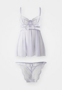 Set de lenjerie light purple, compus dintr-un camisole transparent cu buline, accente din dantelă și bretele ajustabile, potrivit cu un string din dantelă asortat.