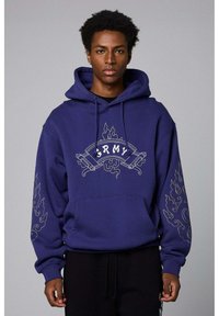 Granatowy hoodie wykonany z bawełny, z napisem "ARMY" i wzorami płomieni w kolorze białym, z kieszenią typu kangur na froncie i kapturem ze sznurkiem.