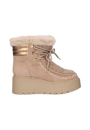 Botas de tobillo beige con un forro de pelo texturizado, acentos dorados y una suela de plataforma gruesa. Presenta costuras decorativas y un diseño con cordones.