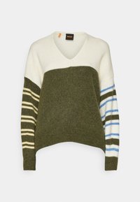 Sweter robiony na drutach z dekoltem w kształcie V. Oliwkowa część gł�ówna, kremowa górna część oraz paskowane rękawy w kolorze kremowym, ciemnozielonym i jasnoniebieskim. Miękka tekstura.