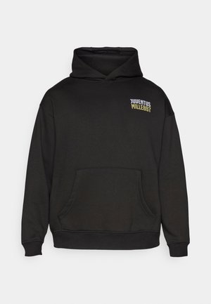 Hanorac negru, realizat dintr-un material moale, cu un buzunar frontal, având un logo text "Juventus Mille897" în alb și galben pe piept.