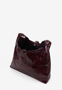 Bolso de mano de imitación cuero burdeos con textura grabada de cocodrilo, abertura espaciosa y dobles asas para el hombro con herrajes en tono plateado.