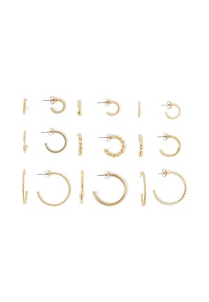 Quattro paia di orecchini a cerchio in oro, in dimensioni da piccole a grandi, con diverse texture, esposti in tre file su sfondo bianco.