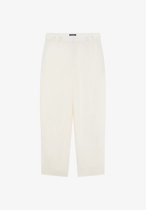 Pantalones blancos de tiro alto y corte cropped, con botones y detalles de lengüeta en la parte delantera, corte de pierna recta y una etiqueta en la cintura que dice "CAROLL".