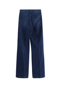 Pantaloni in denim blu scuro con gamba ampia e texture liscia, due tasche posteriori e un sottile dettaglio del marchio sulla vita.