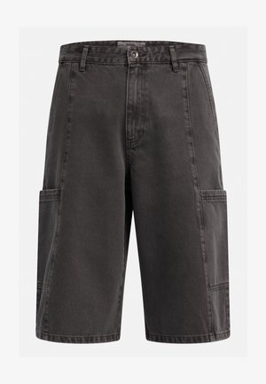 Czarne szorty cargo z luźnym krojem, wykonane z wytrzymałego materiału, z dwiema bocznymi kieszeniami i zamkiem błyskawicznym z przodu.