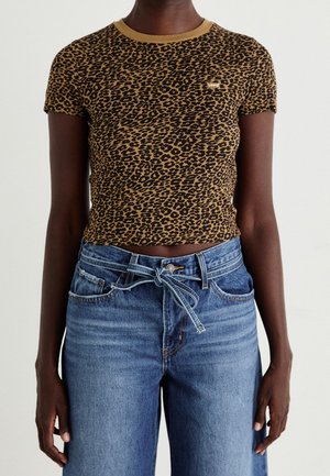 Persoon die een cropped leopardprint korte mouwen top draagt en een hoge taille blauwe spijkerbroek, vastgebonden met een denimriem in de taille.