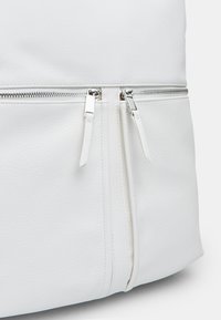Bata Hátizsák - white