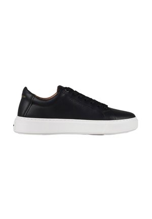 Sneaker in pelle nera con punta arrotondata, suola in gomma bianca, lacci piatti e interno beige. Branding dorato sul tallone.
