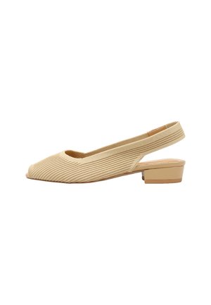 Zapato slingback tejido beige con tacón bajo de bloque y diseño de puntera abierta, mostrado de perfil sobre un fondo blanco.