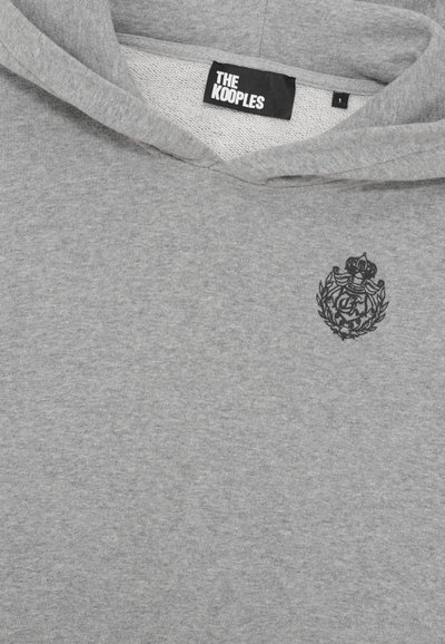 Felpa grigia realizzata in tessuto misto cotone. Presenta un logo ricamato nero sul petto e un morbido rivestimento interno.