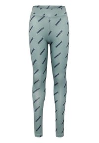 Leggings i stretchtyg i ljusgrön färg, med ett upprepat mönster av svarta "HUMMEL"-logotyper. Passformen är figurnära med hög midja.