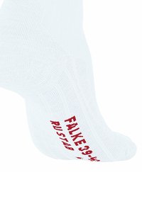 Calzino bianco inclinato per mostrare il tessuto testurizzato e la scritta rossa "FALKE 39 WASH". Lo sfondo è bianco semplice, che mette in risalto i dettagli del calzino.
