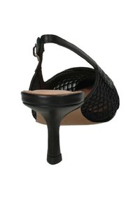 Sandal con tacco nero caratterizzato da un design a rete, retro aperto, fascetta per il tallone e un tacco sottile e solido. Rivestimento interno liscio e un leggero imbottimento visibile.