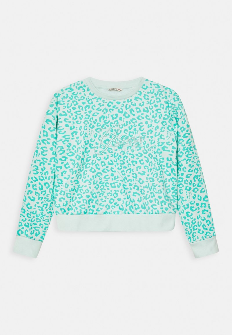 Sweat-shirt court bleu clair avec imprimé léopard turquoise et logo "Guess" blanc brodé sur la poitrine, manches longues et poignets côtelés.