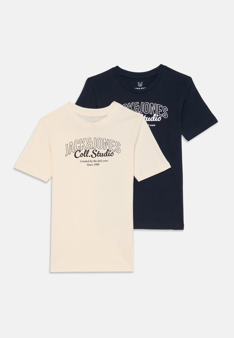 Duas t-shirts de algodão: uma crema com estampado preto e uma azul-marinho com estampado branco, ambas com mangas curtas e decote redondo.