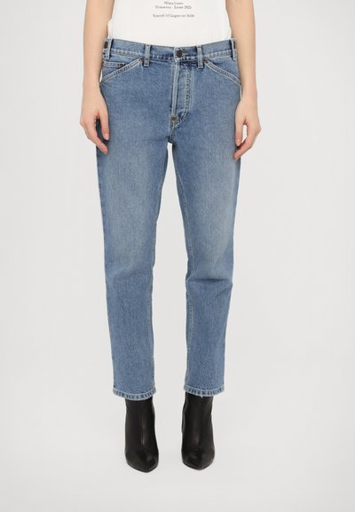 Lys blå denimjeans med lige ben, høj talje og klassisk fem-lomme design. Stoffet har en blød tekstur.