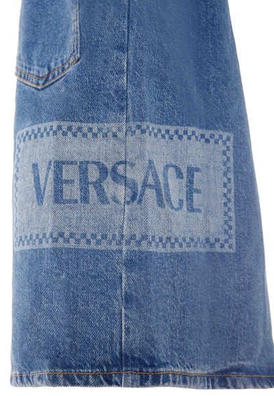 Gonna di jeans con colore blu slavato, caratterizzata da un grande logo "VERSACE" in un motivo rettangolare a contrasto e cuciture dettagliate lungo l'orlo.