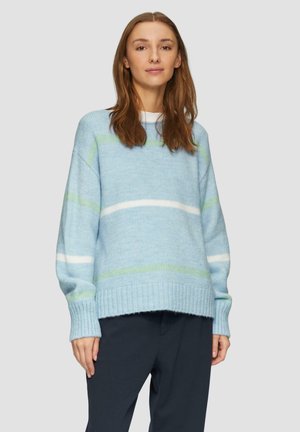 Blauer Strickpullover mit weißen und hellgrünen Streifen, gerippten Bündchen und Saum sowie einem lässigen Schnitt. Die Textur wirkt weich und gemütlich.