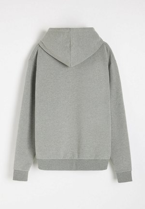 Szara bluza z kapturem o miękkiej fakturze. Posiada luźny krój, długie rękawy oraz ściągacz na dole, zaprojektowana z myślą o komforcie i cieple.