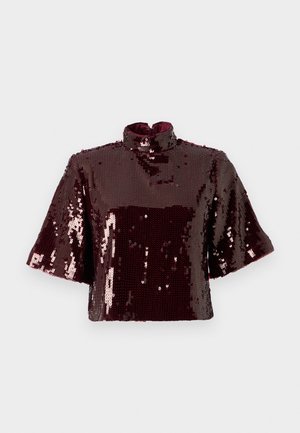 Burgunderfarget, paljettdekket croptop med høy hals og korte ermer. Strukturert overflate med reflekterende paljetter som gir en skinnende effekt.