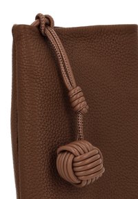 Geantă de mână din piele maro, cu finisaj texturat, detaliu decorativ cu nod la închidere prin șnur și formă structurată.