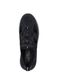 Marineblaue Schuhe mit einem Obermaterial aus Netzgewebe, elastischem Schnürsystem und Gummisohle. Verfügt über Perforationen für Atmungsaktivität und eine Schlaufe auf der Rückseite.